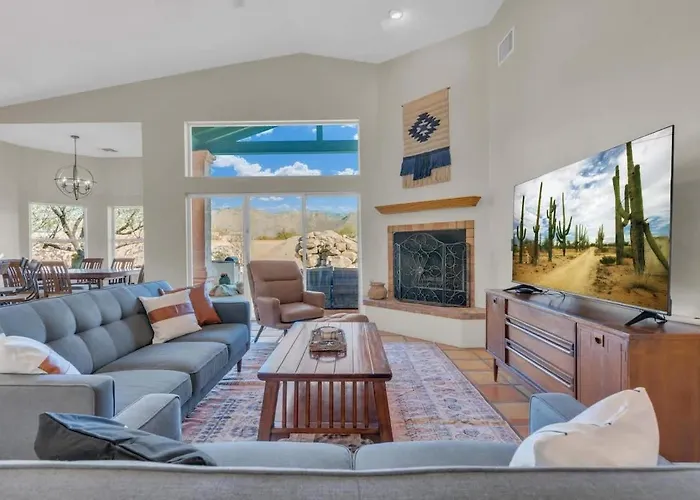 Catalina Mountain Views With Pool Holiday home