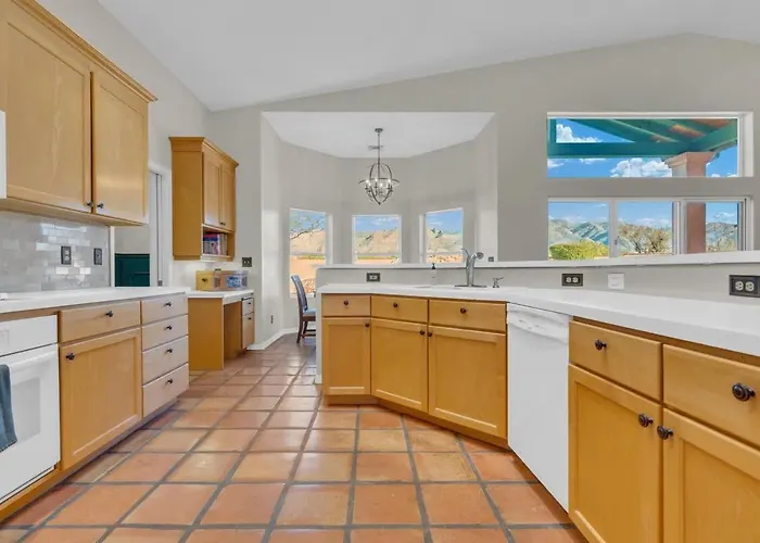 Catalina Mountain Views With Pool Holiday home